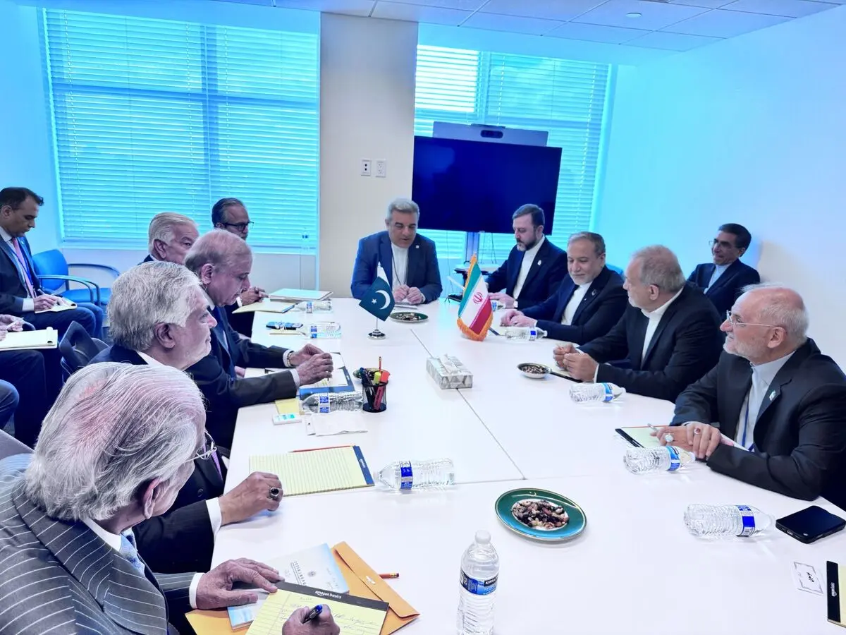 دیدار و گفت‌وگوی پزشکیان با نخست وزیر پاکستان