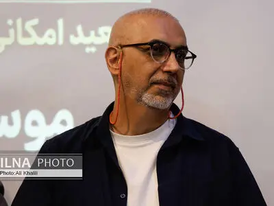 رونمایی از مجموعه شعر سعید امکانی؛ «بهار همین‌جا پشت چراغ قرمز سبز خواهد شد» + عکس