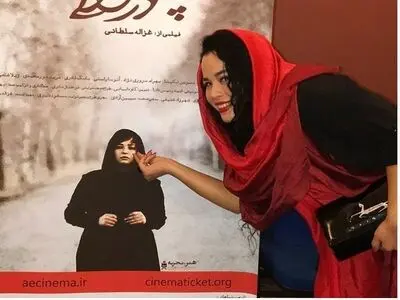 شوخی جالب ملیکا شریفی نیا با پوستر فیلم خواهرش/عکس