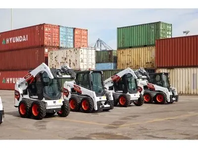 اولین محموله ماشین‌آلات عمرانی همیار تجارت با تکیه‌بر ظرفیت‌های منطقه آزاد به بندر رسید