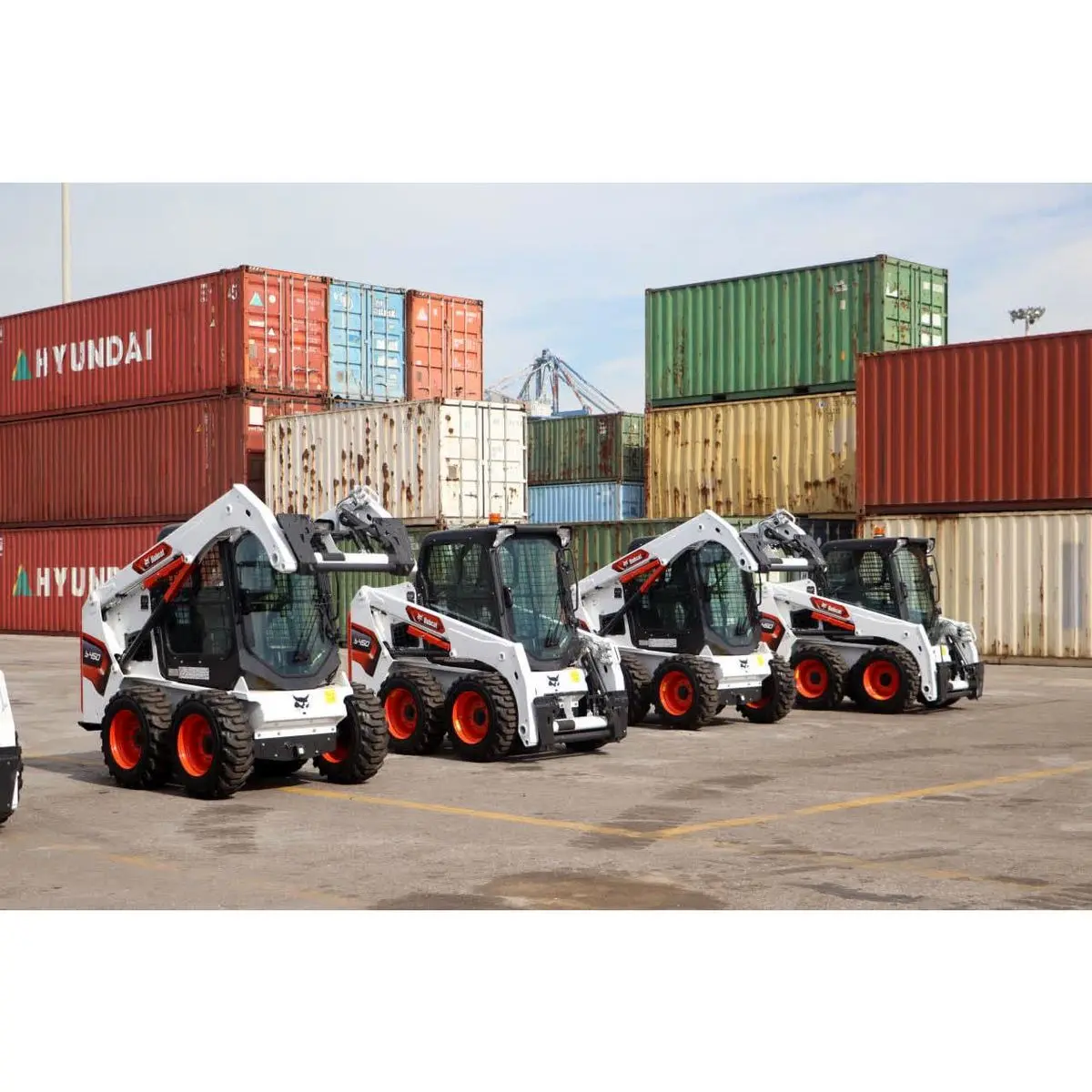 اولین محموله ماشین‌آلات عمرانی همیار تجارت با تکیه‌بر ظرفیت‌های منطقه آزاد به بندر رسید