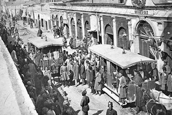 سفر به قاجار؛ از مردان شپش‌کش تا دختر کتابخوان