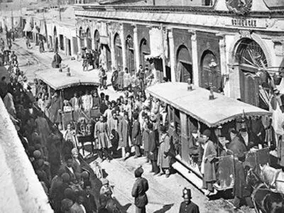 سفر به قاجار؛ از مردان شپش‌کش تا دختر کتابخوان