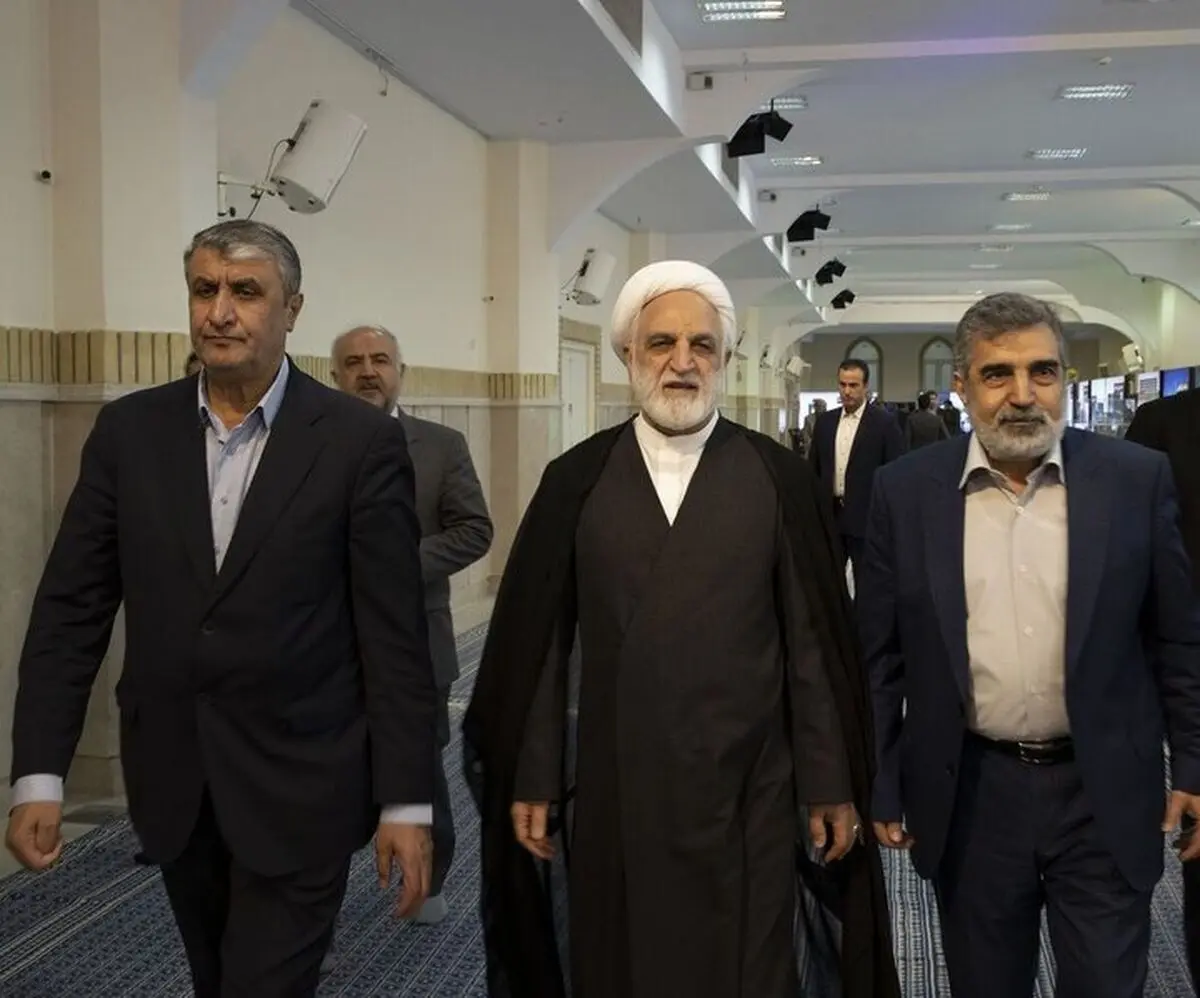 بازدید مقامات کشوری و لشکری از نمایشگاه دستاوردهای صنعت هسته‌ای
