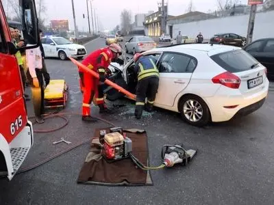 مرگ راننده بر اثر برخورد شدید برلیانس و کامیون در جاده انزلی 