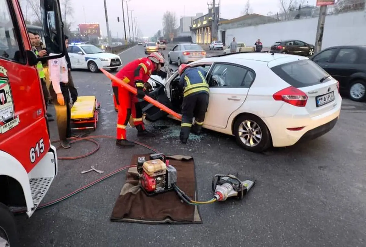 مرگ راننده بر اثر برخورد شدید برلیانس و کامیون در جاده انزلی 