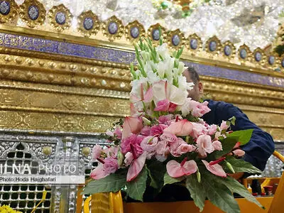 گل آرایی ضریح مطهر حضرت فاطمه معصومه 