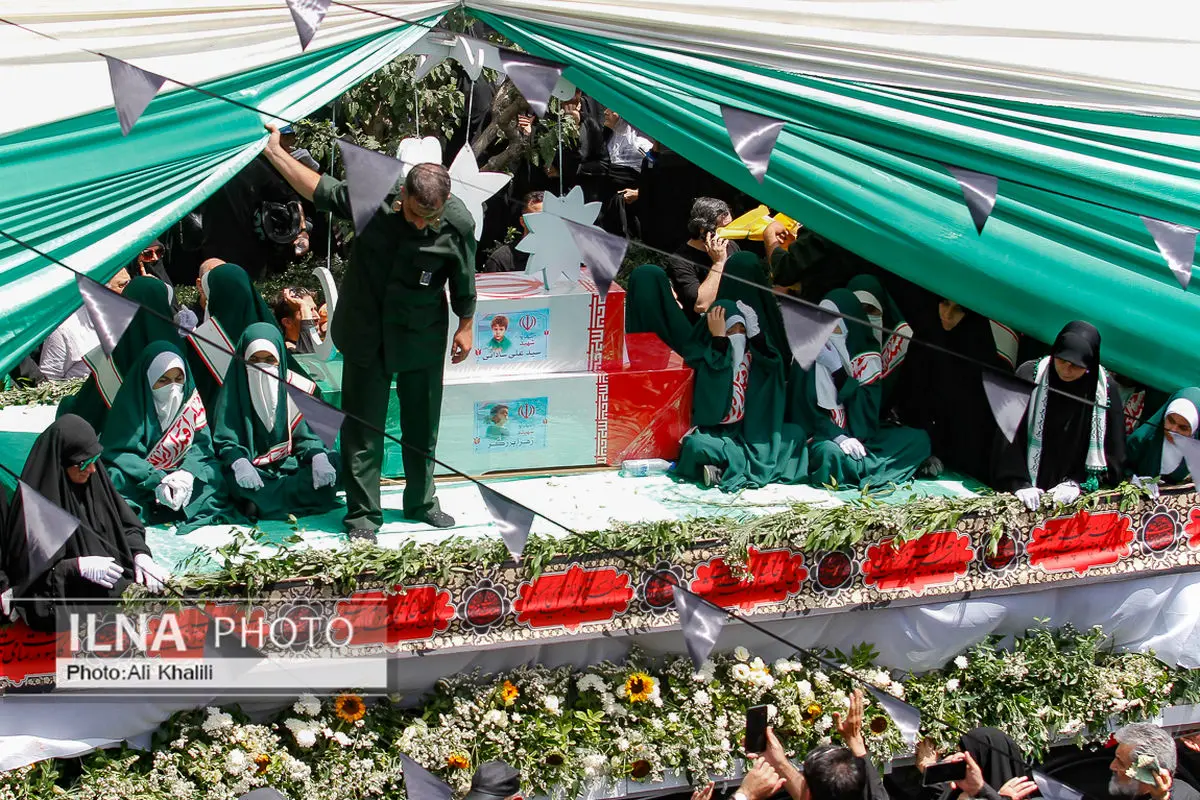 حشود غفيرة في طهران تشارك في تشييع جثمان شهداء العدوان الصهیوني على ايران