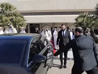 احمد الشرع خودش راننده امیر قطر شد و او را تا قصر الشعب دمشق محل دیدارشان رساند + فیلم