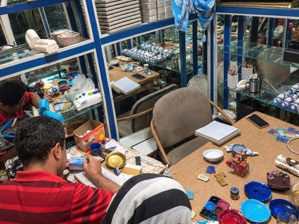 گزارش میدانی ایلنا از زندگی سخت کارگران هنرمند در حاشیه میدان نقش‌جهان اصفهان:
