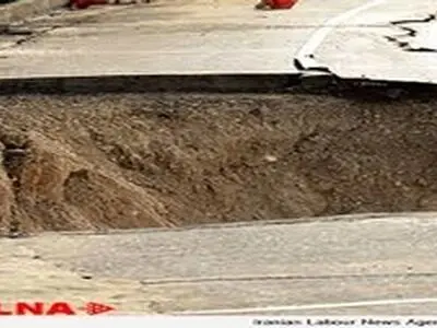 ترکیدگی لوله آب شهری علت نشست زمین در خیابان راه ری قزوین
