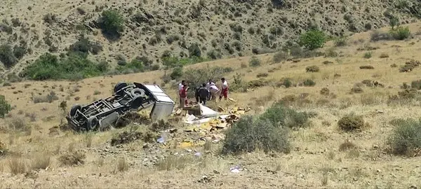سقوط پراید وانت به دره در جاده طارم جان راننده را گرفت