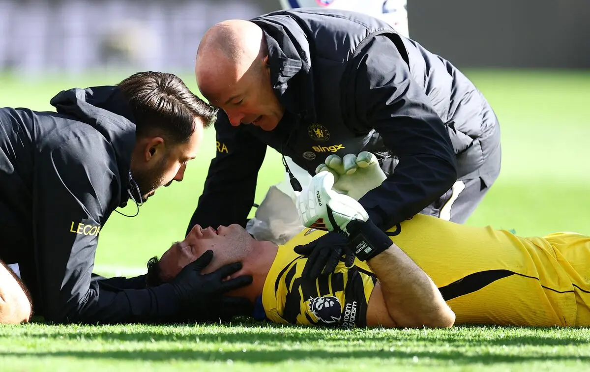 مصدومیت نگران‌کننده دروازه‌بان چلسی؛ مارتینز با برانکارد از زمین خارج شد