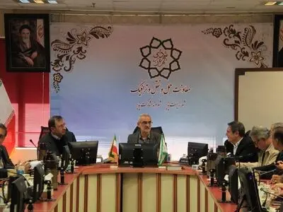 گلایه از عدم همکاری دستگاه‌ها برای معاینه فنی خودروهای نظامی/شب‌ها مردم مجبورند از روی نرده‌های چهارراه ولیعصر بپرند