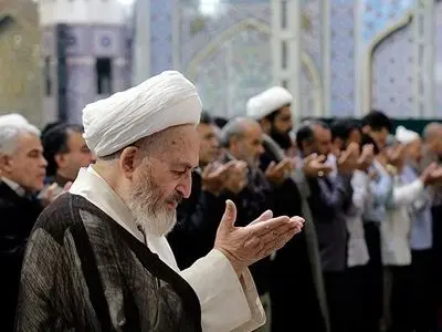 آیت‌الله سبحانی بر پیکر مطهر رهبر شهید انقلاب نماز می‌خوانند