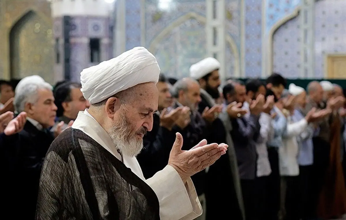 آیت‌الله سبحانی بر پیکر مطهر رهبر شهید انقلاب نماز می‌خوانند