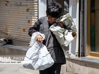 وقتی فقر پای کودکان را به خیابان و چهارراه ها باز می کند/کودکان کار میان مدرسه و کار گرفتار شده اند