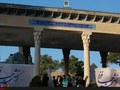 رونمایی از آثار گونتر اوکر آلمانی در حافظیه/ ادای احترام با پای برهنه 