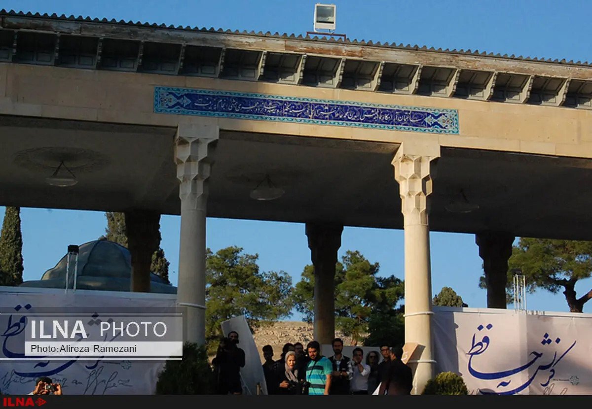 رونمایی از آثار گونتر اوکر آلمانی در حافظیه/ ادای احترام با پای برهنه 
