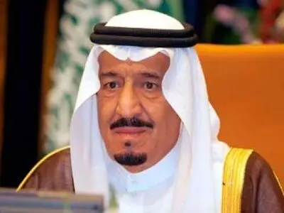 العاهل السعودی یعلن “التقشف” ویتخذ اجراءات بوقف التعیینات وشراء السیارات وتجمید مشاریع کبرى والرواتب