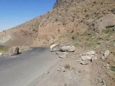 ریزش سنگ در محور آتشگاه ـ دروان؛ جاده با تلاش راهداران پاکسازی شد