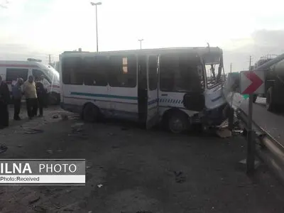 واژگونی مینی بوس با یک کشته و ۱۸ مصدوم در جاده زرقان