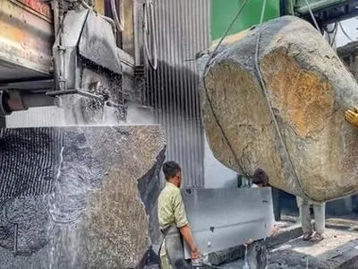 مرگ یک کارگر کارخانه سنگ‌بری بر اثر سقوط آوار سنگ 