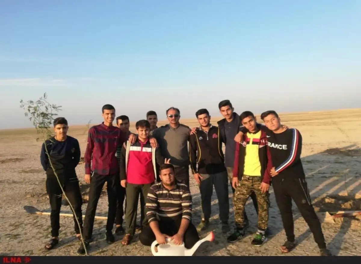 حضور پررنگ دانش آموزان در احداث بزرگترین پارک جنگلی بندر امام خمینی