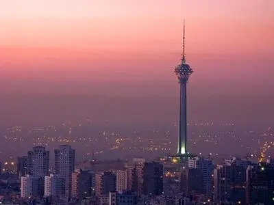  برج میلاد قرمز می‌شود