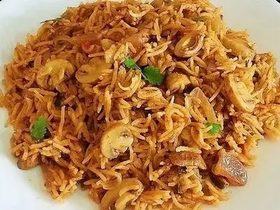 پلو قارچ با گوشت؛ غذایی مقوی و لذیذ که مشتری دائمی اش می شوید!