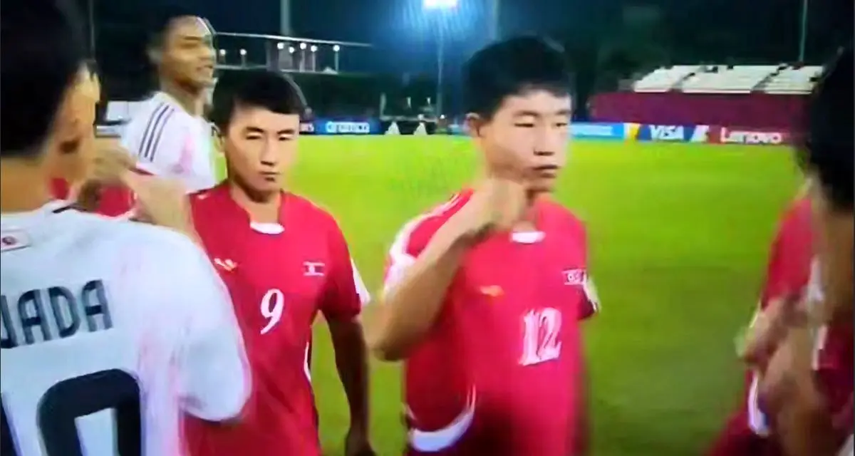 اقدام عجیب بازیکنان کره شمالی: مشت زدن به جای دست دادن!