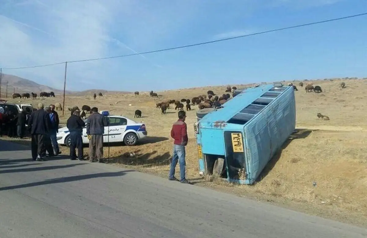 واژگونی مینی بوس در گیلانغرب ۹ مصدوم برجای گذاشت