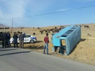 واژگونی مینی بوس در گیلانغرب ۹ مصدوم برجای گذاشت