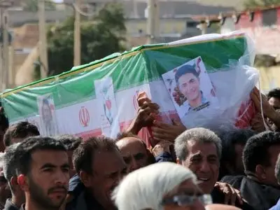 وداع باشکوه مردم دهکویه لارستان با شهید حمله هوایی به دادگستری