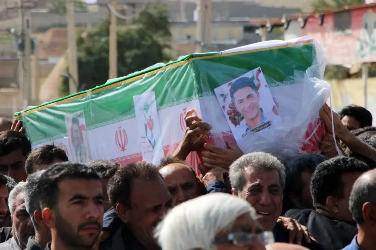 وداع باشکوه مردم دهکویه لارستان با شهید حمله هوایی به دادگستری