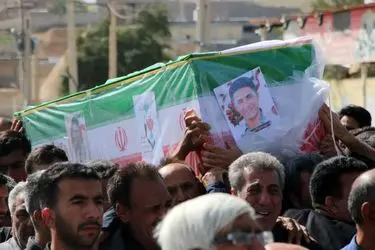 وداع باشکوه مردم دهکویه لارستان با شهید حمله هوایی به دادگستری