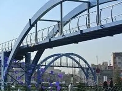 مراحل پایانی عملیات نصب پل هوایی عابر پیاده سرداران قزوین