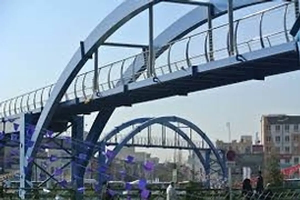 مراحل پایانی عملیات نصب پل هوایی عابر پیاده سرداران قزوین