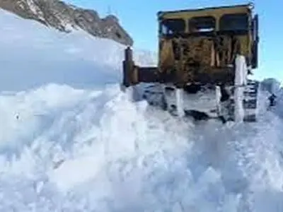 بارش برف گردنه عسل کشان شهرستان کوهرنگ را مسدود کرد