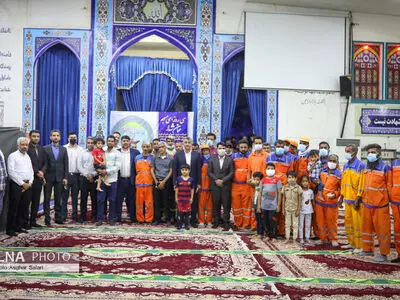 قرائت قرآن و افطاری کارکنان شهرداری بندرعباس در جوار شهدا 