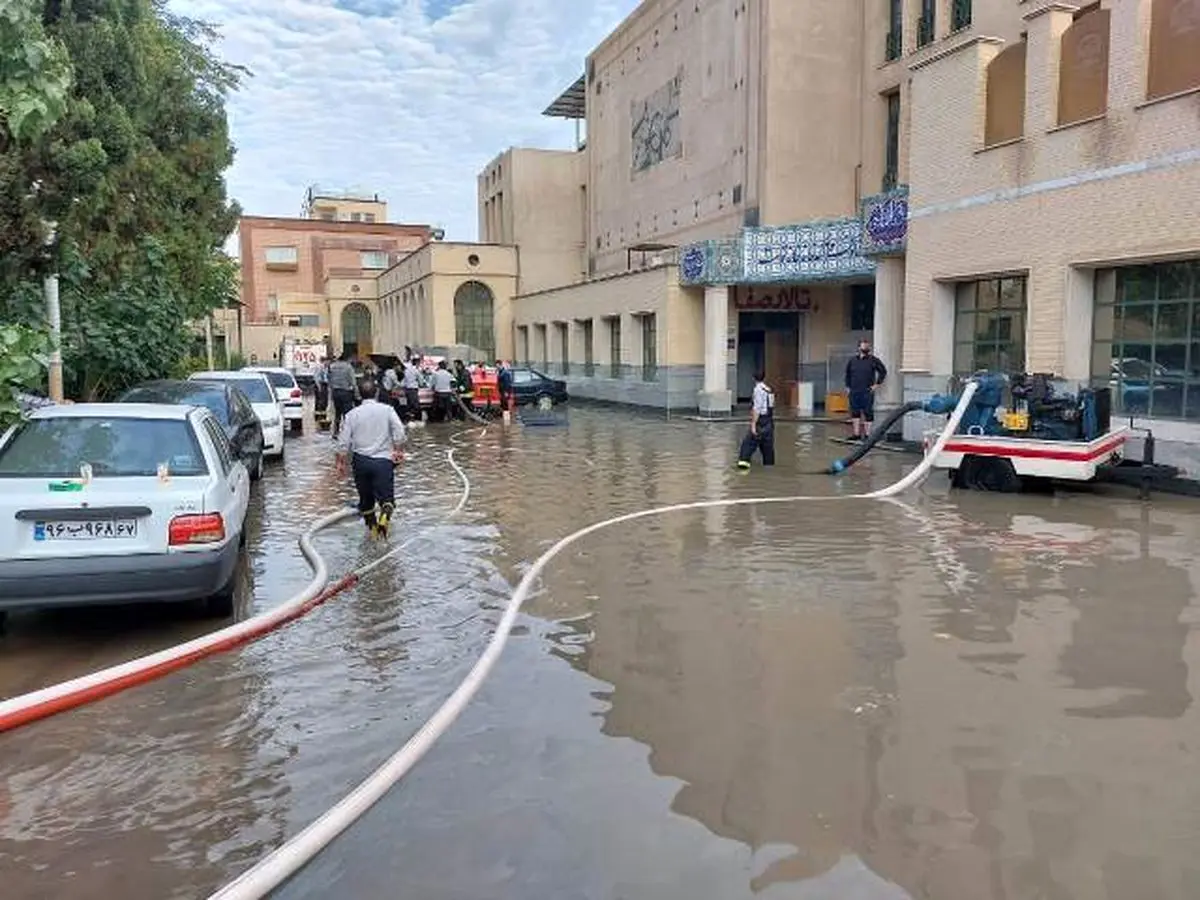 خانه کارگر اصفهان غرق آب شد/ شکستگی لوله آب انتقال آب در محدوده دانشگاه اصفهان