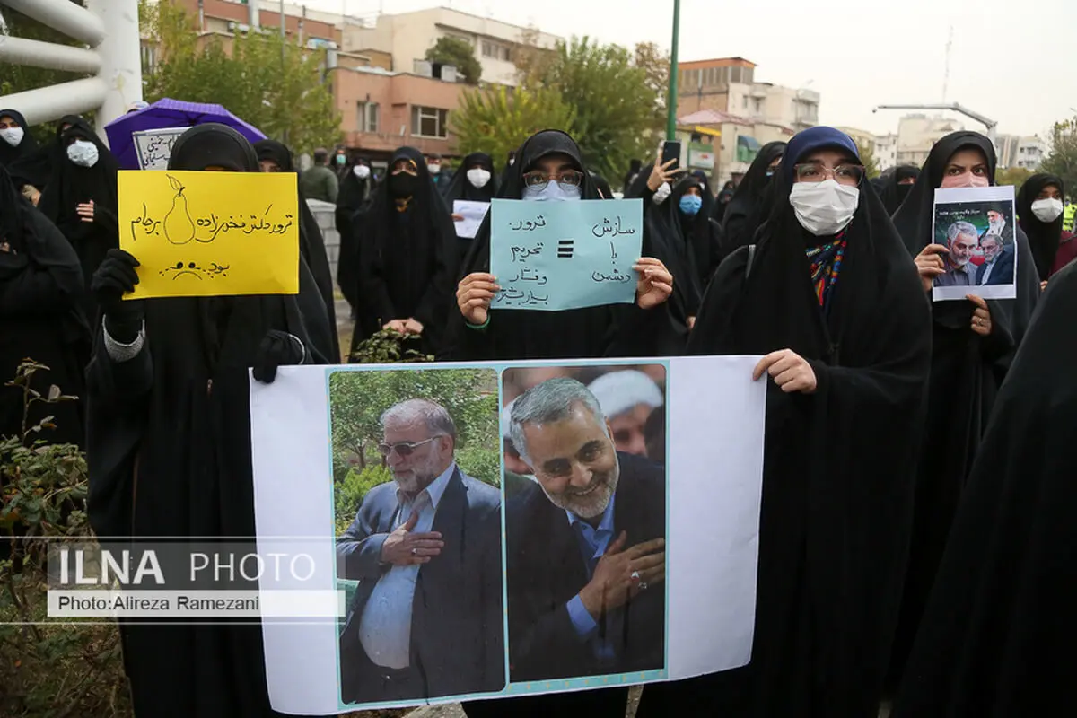 تجمع دانشجویان مقابل مجلس به منظور محکوم کردن ترور شهید فخری‌زاده