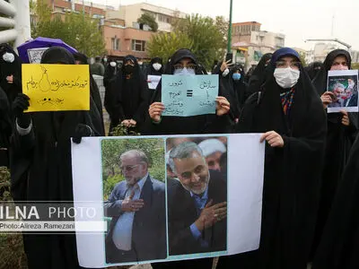 تجمع دانشجویان مقابل مجلس به منظور محکوم کردن ترور شهید فخری‌زاده