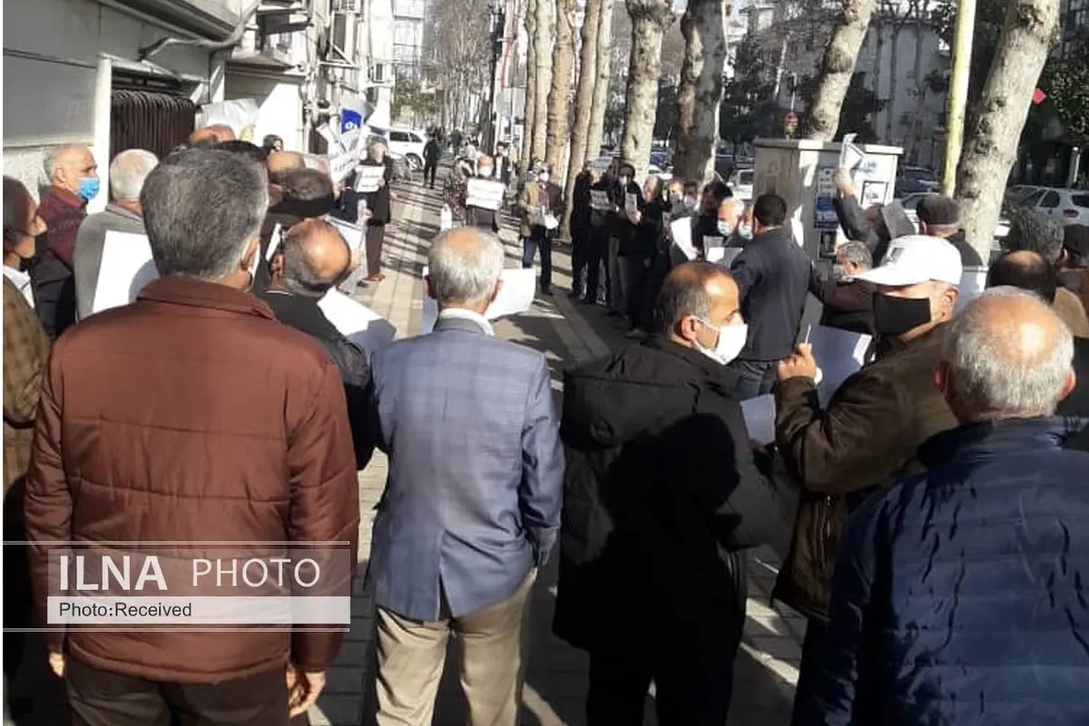 تجمع بازنشستگان رشت مقابل تامین اجتماعی