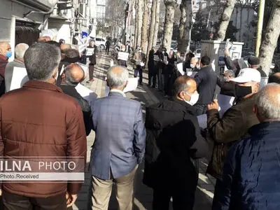 تجمع بازنشستگان رشت مقابل تامین اجتماعی