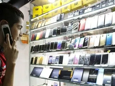 رجیستری، قیمت موبایل را تا 350 هزار تومان افزایش داد/ کاهش فروش به دلیل نگرانی مردم/ سردرگمی فروشندگان قاچاق + جدول نوسان قیمت