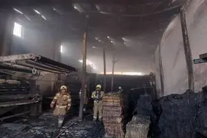 آتش‌سوزی در کارگاه و انبار پارچه در جاده ورامین/ مصدومیت یک کارگر