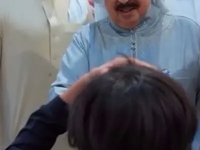 ضدحال بزرگ برای یک کودک هنگام عکس با پادشاه بحرین+ فیلم