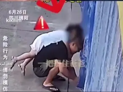 اقدام فوق العاده خطرناک والدین! + فیلم