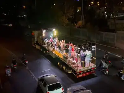 عروسی عجیب پشت تریلی در تهران! + فیلم